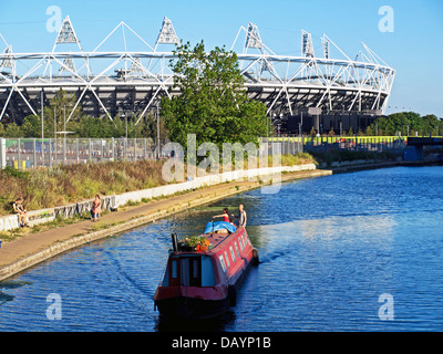 Vista di Stratford Stadio Olimpico attraverso il fiume Lea (Lee) Navigazione a Hackney Wick Foto Stock