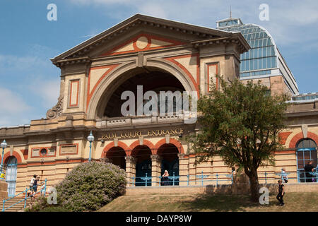 Londra, Regno Unito. 21 Luglio, 2013. Alexandra Palace si crogiola nella luminosa estate sole durante la Alexandra Park 150 festa di compleanno, un evento comunitario celebrando 150 anni dall'apertura del Alexandra Park nel nord di Londra. Credito: Patricia Phillips/Alamy Live News Foto Stock