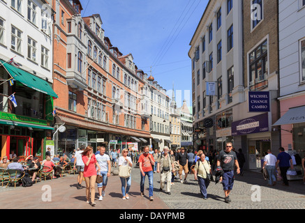 Strada pedonale dello shopping nel centro città frequentata da persone, Strøget, Copenhagen, Danimarca Foto Stock