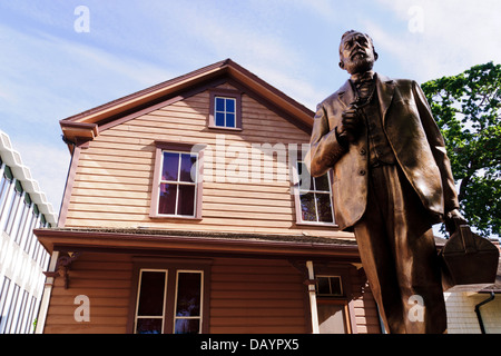 Casa helmcken e statua del dr. John sebastian helmcken. Victoria, British Columbia, Canada. Foto Stock