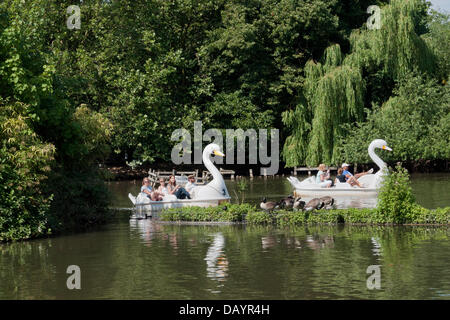 Le persone apprezzano le nuove barche da diporto mentre il bel tempo estivo attira la folla al lago di Alexandra Palace Park, a Londra, Regno Unito. Foto Stock