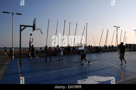 Brighton Regno Unito 21 luglio 2013 - i giovani giocatori di basket vicino al Molo Ovest alla fine di un'altra giornata di caldo sulla spiaggia di Brighton come l'ondata di caldo continua in Gran Bretagna Foto Stock