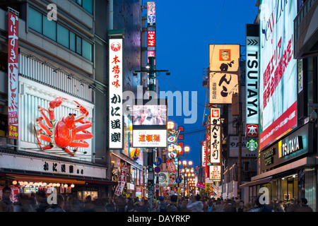 Dotonbori quartiere della vita notturna di Osaka, in Giappone. Foto Stock