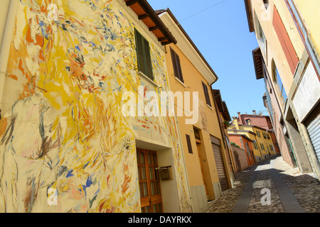 L'Italiano hilltop village di Dozza in Italia conosciuta per il suo festival del muro dipinto murale Foto Stock