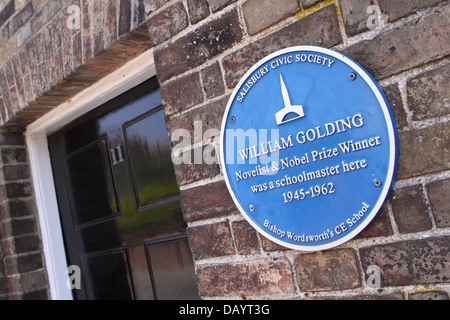 William Golding targa blu che commemora il romanziere e nobile il vincitore del premio a vescovi Wordsworth school di Salisbury Regno Unito Foto Stock