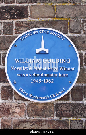 William Golding targa blu che commemora il romanziere e nobile il vincitore del premio a vescovi Wordsworth school di Salisbury Regno Unito Foto Stock