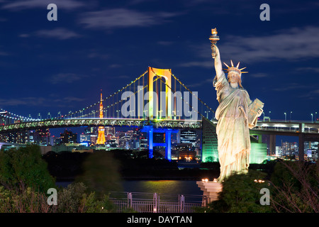 Vista di Tokyo, Giappone dall'isola artificiale di Odaiba. Foto Stock