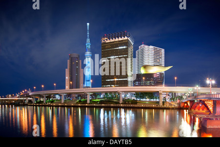 Tokyo, Giappone skyline al fiume Sumida con il Skytree nella distanza. Foto Stock