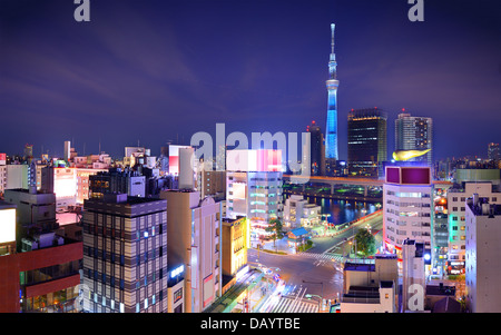 Tokyo, Giappone cityscape visto dal Tempio di Asakusa e il quartiere Sumida. Foto Stock