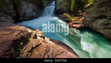 Bellissime acque turchesi precipita attraverso canyon rocciosi in una cascata di remoto Foto Stock