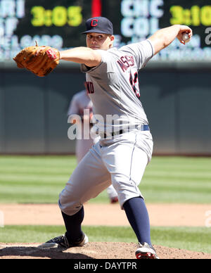 Minneapolis, MN, Stati Uniti d'America. 21 Luglio, 2013. Luglio 21, 2013: Cleveland Indians a partire lanciatore Justin Masterson (63) eroga un passo a casa durante il Major League Baseball gioco tra il Minnesota Twins e Cleveland Indians al campo target in Minneapolis, Minn. Cleveland sconfitto Minnesota 7 - 1. Credito: csm/Alamy Live News Foto Stock