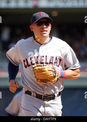 Minneapolis, MN, Stati Uniti d'America. 21 Luglio, 2013. Luglio 21, 2013: Cleveland Indians shorstop Asdrubal Cabrera (13) corre fuori campo tra gli inning durante il Major League Baseball gioco tra il Minnesota Twins e Cleveland Indians al campo target in Minneapolis, Minn. Cleveland sconfitto Minnesota 7 - 1. Credito: csm/Alamy Live News Foto Stock