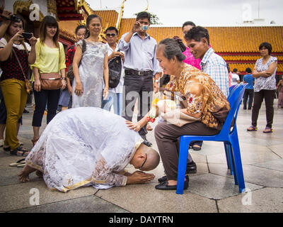 Bangkok, Tailandia. 21 Luglio, 2013. Un giovane uomo di entrare nel monastero per Vassa prega prima i suoi genitori a Wat Benchamabophit sul primo giorno del Vassa, i tre mesi di ritiro annuale osservata dai monaci Theravada e monache. Gli uomini spesso immettere il monastero e diventare monaci buddisti per Vassa. Il primo giorno di Vassa (o la Quaresima buddista) molti buddisti visita i loro templi a ''make merito.'' durante Vassa, monaci e monache rimangono all' interno dei monasteri e tempio motivi, dedicando il proprio tempo a intensivo di meditazione e di studio. Foto Stock