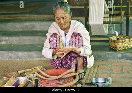 Vecchia donna rendendo cheroot(sigaro),Bagan ,Myanmar Foto Stock
