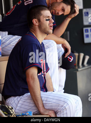 Minneapolis, MN, Stati Uniti d'America. 21 Luglio, 2013. Luglio 21, 2013: Minnesota Twins designato hitter Joe Mauer (7) guarda dalla panchina durante il Major League Baseball gioco tra il Minnesota Twins e Cleveland Indians al campo target in Minneapolis, Minn. Cleveland sconfitto Minnesota 7 - 1. Credito: csm/Alamy Live News Foto Stock