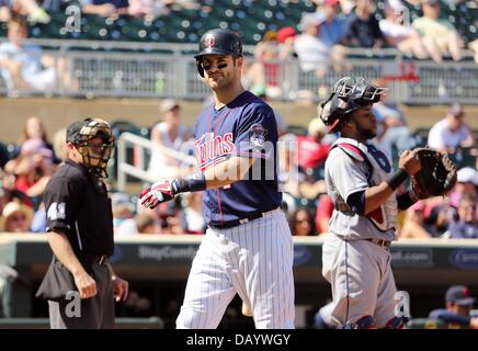 Minneapolis, MN, Stati Uniti d'America. 21 Luglio, 2013. Luglio 21, 2013: Minnesota Twins designato hitter Joe Mauer (7) si allontana dalla piastra dopo aver depennato nel nono inning durante il Major League Baseball gioco tra il Minnesota Twins e Cleveland Indians al campo target in Minneapolis, Minn. Cleveland sconfitto Minnesota 7 - 1. Credito: csm/Alamy Live News Foto Stock