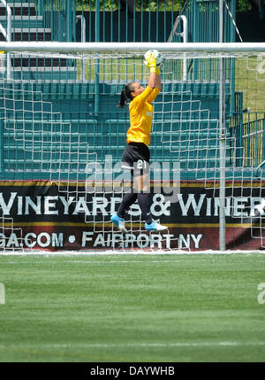 Rochester, NY, STATI UNITI D'AMERICA. 21 Luglio, 2013. Luglio 21, 2013: Sky Blue FC portiere Jill Loyden #21 rende il salvataggio durante la prima metà del gioco come il Western New York Flash sconfitto Sky Blue FC 3-0 a Sahlen's Stadium a Rochester, New York. Credito: csm/Alamy Live News Foto Stock