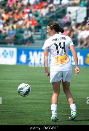 Rochester, NY, STATI UNITI D'AMERICA. 21 Luglio, 2013. Luglio 21, 2013: Western New York Flash centrocampista Huffman Sarah #14 durante la seconda metà del gioco come il Western New York Flash sconfitto Sky Blue FC 3-0 a Sahlen's Stadium a Rochester, New York. Credito: csm/Alamy Live News Foto Stock