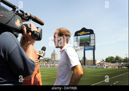 Rochester, NY, STATI UNITI D'AMERICA. 21 Luglio, 2013. Luglio 21, 2013: Western New York la testa del flash autobus linee Aaran parla ai media dopo la Western New York Flash sconfitto Sky Blue FC 3-0 a Sahlen's Stadium a Rochester, New York. Credito: csm/Alamy Live News Foto Stock