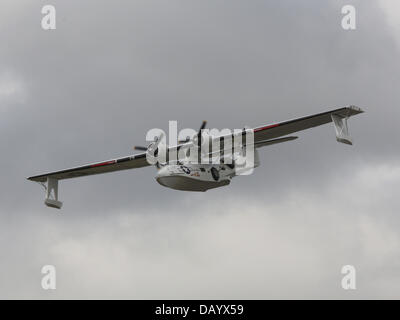 Fairford, UK. Il 20 luglio, 2013. Diritto consolidato costruttiva PBY-5un anfibio Catalina aerei di guerra mondiale 2, conservate e gestite da 'Piano' Vela battenti al 2013 Royal International Air Tattoo Foto Stock