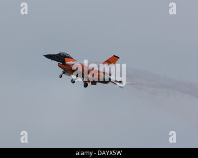 Un F-16A battenti Falcon dell'aviazione reale dei Paesi Bassi sulla sua bassa velocità flypast con carro giù, al 2013 Royal International Air Tattoo Foto Stock