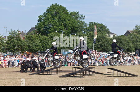 Glasgow, Scozia, 21 luglio, 2013. I membri della Royal segnali Display moto Team, noto come il bianco caschi, effettuando al Glasgow Visualizza 2013 su Glasgow Green. Il team ha iniziato nel 1927; i membri del team sono tutti di servire i soldati in segnali reali che hanno il compito di eseguire sui loro anni settanta 750cc Millennium trionfo TR7V Tiger motocicli in tutto il Regno Unito tra aprile e settembre. Foto Stock