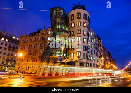 La Casa danzante aka Fred and Ginger edificio di Frank Gehry a Praga, Repubblica Ceca Foto Stock