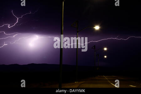 Golden Valley, Arizona, Stati Uniti. Il 20 luglio, 2013. . Il fulmine colpisce attraverso i cieli sabato sera a domenica mattina presto su Golden Valley AZ, luglio 20. Questo temporali monsonici negli ultimi due giorni ha provoca alcuni grandi inondazioni e interruzioni di corrente elettrica in Las Vegas aree. Foto da Gene Blevins/LA DailyNews/ZumaPress. (Credito Immagine: © Gene Blevins/ZUMAPRESS.com) Foto Stock