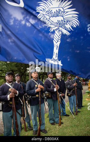 La guerra civile re-enactors che rappresenta il tutto nero 54th Massachusetts Volunteer fanteria ascoltare durante una cerimonia di inaugurazione di un monumento in onore del 54th per il centocinquantesimo anniversario dell'assalto sulla batteria Wagner Luglio 21, 2013 a Charleston, Sc. La battaglia commemorò nel film "Gloria" ha avuto luogo a Charleston e fu la prima grande battaglia di un reggimento di nero. Foto Stock