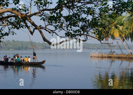 Trasporto di acqua la barca di legno sulle lagune del Kerala India Foto Stock