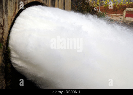 Getto di Acqua Splash dalla diga sfioratore del serbatoio a Kerala India Foto Stock