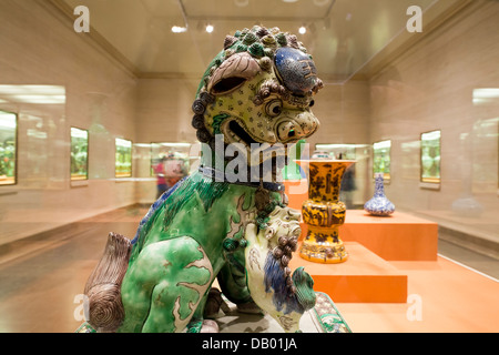 Lion, famille verte smalti su porcellana biscuit - Cina, Kangxi regnare, 1662 Foto Stock