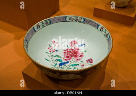 Tazza in porcellana - overglaze famille rose e famille noire smalti - Cina, inizio Qianlong regnare, 1736 Foto Stock