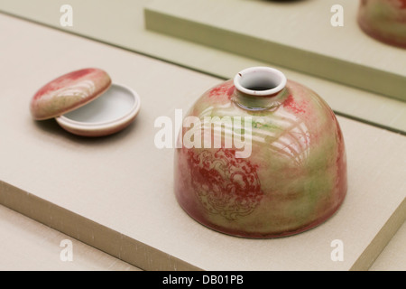 Mottle Peachbloom-gres porcellanato pentola di acqua e coperto scatola per pasta di tenuta - Cina, Kangxi regnare, 1662 Foto Stock