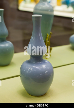 Gourd forma di vaso, blu pallido gres porcellanato - Cina, della dinastia Qing, xvii secolo Foto Stock