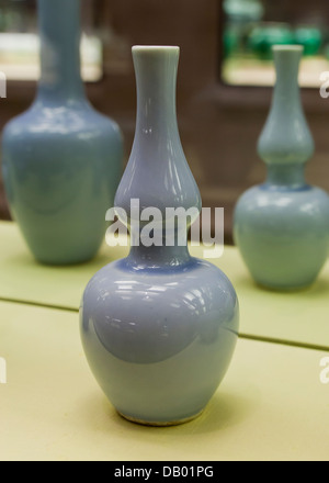 Gourd forma di vaso, blu pallido gres porcellanato - Cina, della dinastia Qing, xvii secolo Foto Stock