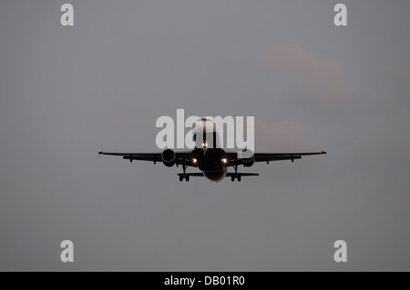 La Monarch Airlines Airbus A320 l'atterraggio all'Aeroporto di Birmingham, UK (G-ZBAH) Foto Stock