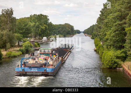 Il carbone trasportato su chiatte sull'Oder Havel Canal, Brandeburgo, Germania Foto Stock