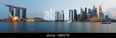Skylines di Singapore illuminata al crepuscolo. Foto Stock