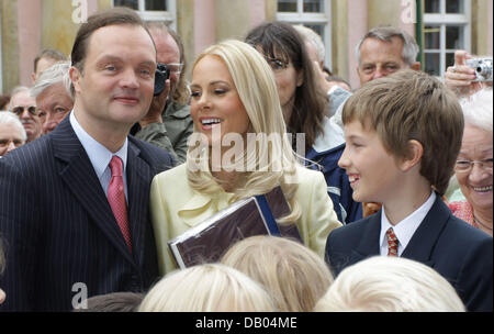 Il principe Alexander zu Schaumburg-Lippe (L), la moglie Nadja Anna Principessa zu Schaumburg-Lippe (C), e del principe figlio di primo matrimonio, Heinrich Donatus (R), a piedi attraverso le strade verso Castle Bueckeburg circondato da spettatori dopo il loro matrimonio civile presso l ufficio del registro di sistema in Bueckeburg, Germania, 28 giugno 2007. Il principe Alexander zu Schaumburg-Lippe ha sposato avvocato Nadja Foto Stock