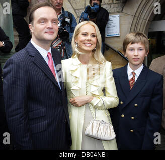 Il principe Alexander zu Schaumburg-Lippe, sua moglie Nadja Anna Principessa zu Schaumburg-Lippe e del principe figlio di primo matrimonio Heinrich Donatus sorriso presso il municipio di Bueckeburg, Germania, 28 giugno 2007. Il principe Alexander zu Schaumburg-Lippe ha sposato avvocato Nadja Anna Zsoeks. È il suo secondo matrimonio. Foto: Peter Steffen Foto Stock