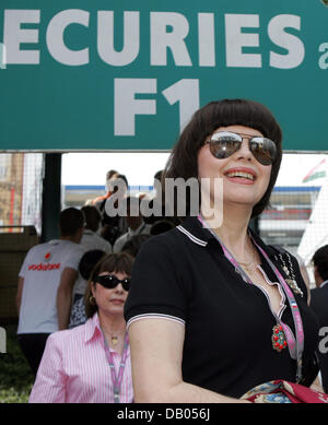 Chanson cantante Mireille Mathieu è raffigurata nell'pilane al circuito di Nevers Magny-Cours vicino a Nevers, Francia, 30 giugno 2007. 2007 LA FORMULA ONE Grand Prix di Francia si terrà il 01 luglio. Foto: Carmen Jaspersen Foto Stock