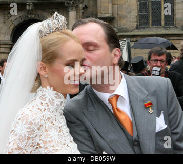 La coppia sposata Alexander, principe di Schaumburg-Lippe e Nadja Anna, Principessa di Schaumburg-Lippe, sono raffigurate dopo il loro matrimonio chiesa in Bueckeburg, Germania, 30 giugno 2007. Politici, membri di famiglie reali e celebrità sono stati tra i 750 ospiti invitati. Foto: Albert Nieboer (PAESI BASSI) Foto Stock