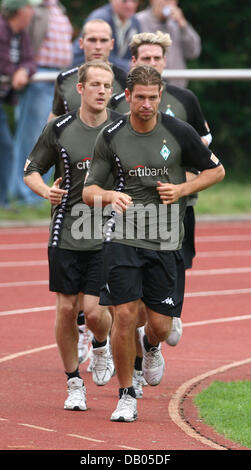 Werder Brema il portiere Tim Wiese (anteriore), il finlandese Petri Pasanen (L), Tim BOROWSKI indietro (R) e il danese Leon Andreasen (retro, L) eseguito durante il club la prima sessione di formazione della Bundesliga 2007/2008 a Brema (Germania), 2 luglio 2007. La squadra partì per il suo campo di addestramento su Norderney isola a seguito della sessione. Foto: Carmen Jaspersen Foto Stock