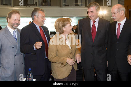 (L-R) CEO di EnBW Utz Claassen, CEO di EON Wulf Bernotat, il Cancelliere tedesco Angela Merkel, CEO di RWE Harry Roels e amministratore delegato di DaimlerChrysler Dieter Zetsche raffigurato prima dell inizio del terzo vertice di energia presso la cancelleria di Berlino, Germania, 03 luglio 2007. I rappresentanti della politica, dell'industria, produttori di energia elettrica e la tutela dei consumatori di discutere la fornitura di energia fino all'anno 2020 incl Foto Stock