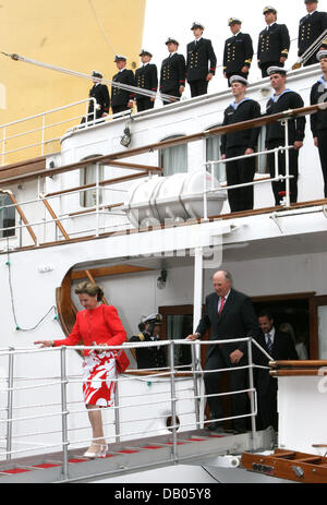 (L-R) Queen Sonja di Norvegia e Re Harald V di Norvegia deboard il royal yacht "Norge" per le celebrazioni per la Regina per il settantesimo compleanno di Stavanger in Norvegia, 04 luglio 2007. Foto: Albert Nieboer/Royal Premere Europa (PAESI BASSI) Foto Stock