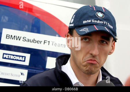 Il polacco pilota di Formula Uno Robert Kubica della BMW Sauber smorfie durante un colloquio nel paddock del circuito di Silverstone a Silverstone, Regno Unito, 05 luglio 2007. 2007 la Formula 1 Gran Premio di Gran Bretagna si terrà il 08 luglio. Foto: Jens BUETTNER Foto Stock