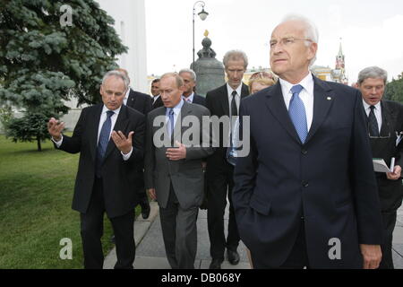 Il ministro bavarese Edmund Stoiber (R) e il Presidente russo Vladimir Putin (C) che chat con il ministro bavarese dell'Economia, Erwin Huber (L), camminare verso una parata della guardia d'onore al Cremlino di Mosca, Russia, 04 luglio 2007. Stoiber viaggi attraverso sia a Mosca e a San Pietroburgo nell'ambito di un viaggio dal 04 fino al 06 luglio 2007. Foto: Peter Kneffel Foto Stock