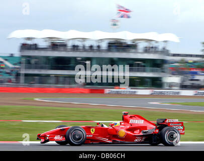 Il brasiliano pilota di Formula Uno Felipe Massa della Scuderia Ferrari accelera tout Luffield durante la pratica 1 per il Gran Premio di Gran Bretagna a Silverstone circuito di Silverstone, Regno Unito, 06 luglio 2007. 2007 la Formula 1 Gran Premio di Gran Bretagna si terrà il 08 luglio. Foto: Jens BUETTNER Foto Stock