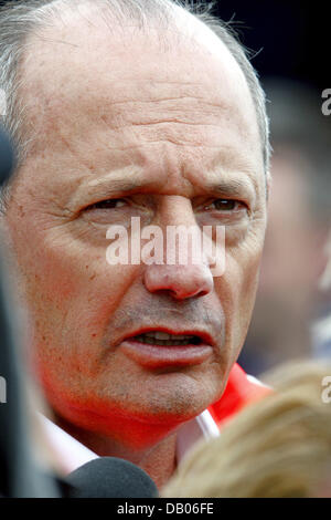 La McLaren Mercedes F1 team principal Ron Dennis nella foto dopo la pratica 2 per il Gran Premio di Gran Bretagna a Silverstone circuito di Silverstone, Regno Unito, 06 luglio 2007. 2007 la Formula 1 Gran Premio di Gran Bretagna si terrà il 08 luglio. Foto: Jens BUETTNER Foto Stock